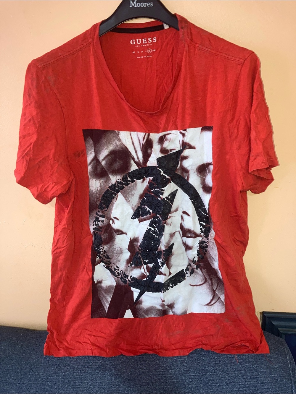 GUESS Red Short-Sleeve Graphic Crewneck Tee